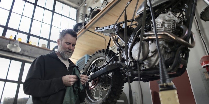 Como montar uma oficina de motos. Foto: Pexels / Andrea Piacquadio