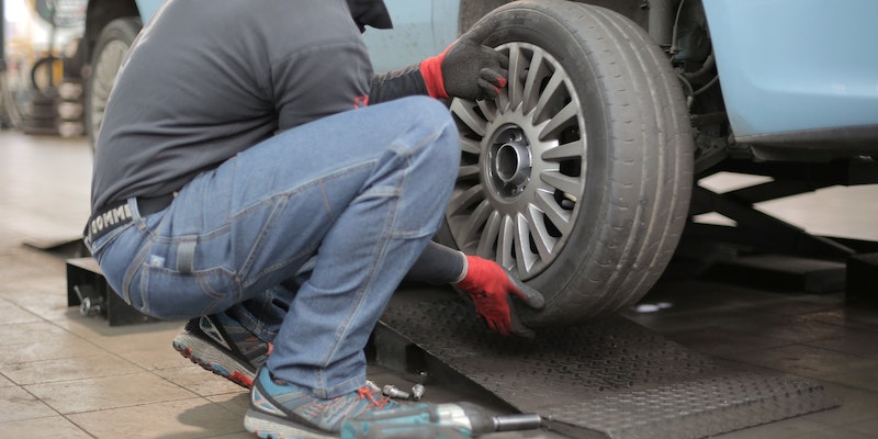 Como trocar o pneu do carro. Foto: Pexels / Andrea Piacquadio