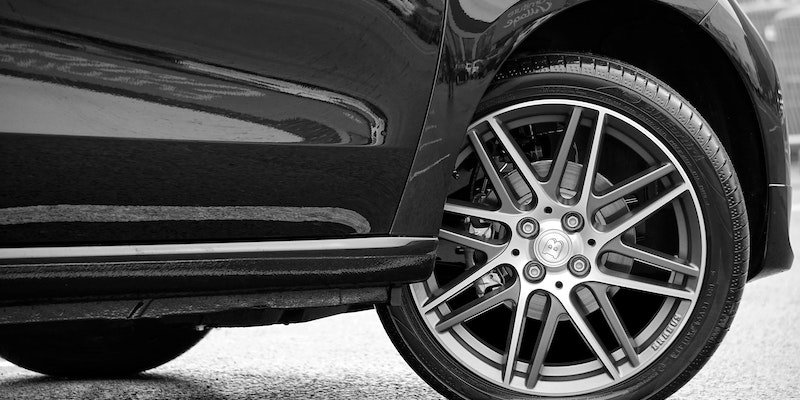 O que é alinhamento e balanceamento de pneus. Foto: Pexels / Mike B