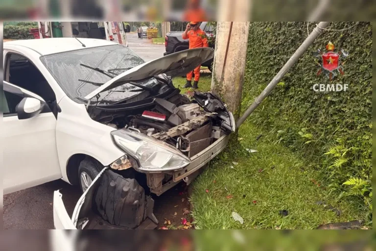 Acidente no Lago Sul: Carro colide com poste; motorista ferido